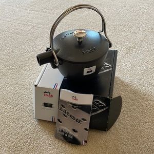 Staub brand new matte black round tea kettle 1Q